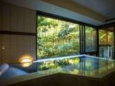 【677号室・琴葉～ことは】大理石の浴槽。半露天風呂付・和洋デラックスの一例
