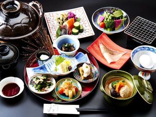 【九谷朝食イメージ】加賀こしひかり御飯、九谷焼きの器を使った色とりどりのご飯のお供をお楽しみください