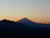 朝焼けの一時しかご覧いただけない富士山です。