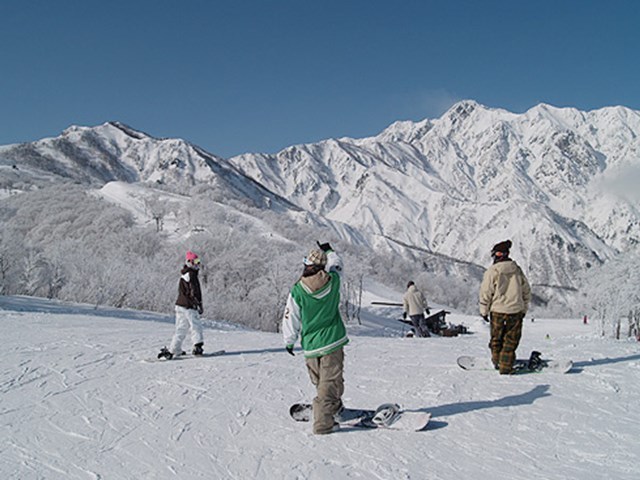 白いアルプスとスキー場、白馬ならではの景色