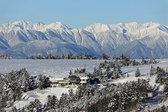 冬のふる里館の全景と北アルプス連峰の山々のすばらしい眺め