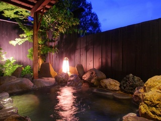 岩風呂からは星空を楽しめる事が有るかも♪ヒノキ風呂に併設された岩風呂は少しぬるめの温度設定。