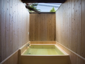 爽やかな高原の空気を感じられる貸切総ヒノキ風呂。カップルはもちろん家族でも入浴できる広さに。
