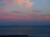 夕焼けの美しい空と、伊豆七島のシルエット