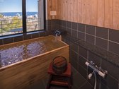 [源泉かけ流しの小さなお宿　あゆの風] 和洋特別室「東風」檜の客室展望風呂