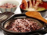 修善寺産の黒米など地元・伊豆の食材を生かした健康志向の和朝食。