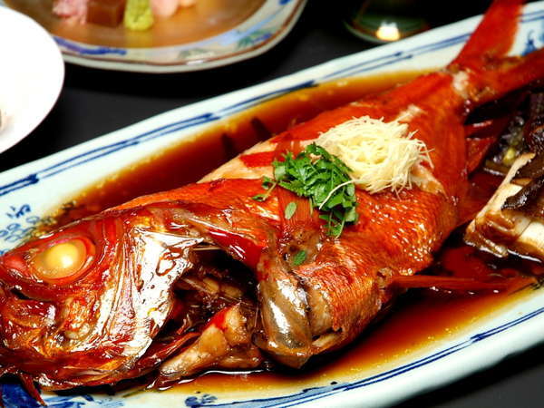 【夕食会席一例／グレードアップ】秘伝のタレが美味しい、金目鯛の姿煮。※イメージ