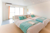３階Ａ室のお部屋です。　白浜海岸が一望できます♪お部屋全体が白で統一されています。