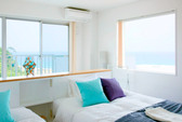 ３階Ｄ室のお部屋です。大きな２つの窓からは白浜海岸の絶景がご覧いただけます♪