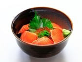 【料理】虹鱒の赤富士丼
富士山の伏流水で育った虹鱒と虹鱒のイクラを使用した丼です。