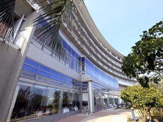 KKRホテル熱海は海を見下ろす高台にあり、全室から紺碧の相模灘を一望できます。