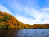 雄大な一碧湖に映り込む秋の色をお楽しみください。