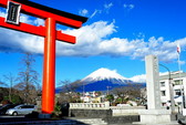 富士山本宮浅間大社　赤い鳥居と富士山のコラボレーションが見られます！