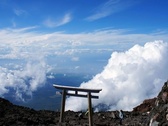 富士山頂には、富士山本宮浅間大社の鳥居があります。この風景は登山シーズン限定で見られる特別はもの。