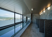 最上階にある人工温泉の大浴場。窓からは富士山が臨めます。(ご利用時間：15：30～翌10：30)