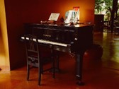 ロビーにはピアノがございます。