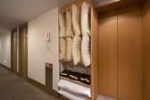 各階備品コーナーには、低反発枕・高反発枕、ハンガー、大きめ館内着や毛布などをご準備致しております。