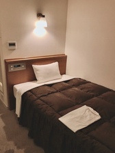 シングル客室（全室セミダブル１２０ｃｍ幅のベッドアイシン社製・布団枕は羽毛素材を使用しております。)