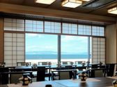 【日本料理『四季亭』】海を眺めながら、ごゆっくりとお食事をお楽しみください。（食事会場一例）