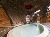 ◆洞窟風呂／まるで地底を思わせる野趣味豊かな洞窟風呂。