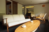 週末中心に営業するカフェバーのソファスペース。営業時間外は宿泊客のラウンジとしてご利用いただけます。
