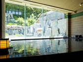 天然温泉（大浴場）:ガラス張りの大浴場は開放感たっぷり