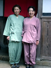 [想古亭 源内] 写真の作務衣をプレゼント。女将とスタッフです。