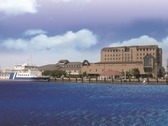 ホテルの玄関前は「伝説の島　竹生島」行き乗船場の長浜港