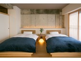 常設ベッドが２台。ドイツの老舗ブランド、ゲルテックス社のマットレスを使用しております。