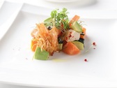【ディナー・前菜】季節の野菜と海鮮の彩サラダ
