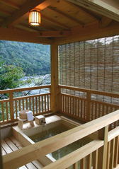 [マルキ旅館] 山々の間を流れる武庫川渓谷を眺めながら部屋付き檜露天風呂