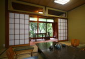 [マルキ旅館] 二階角部屋の「桐の間」<br>窓の外には武庫川の流れとに赤い吊り橋、