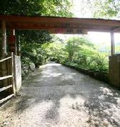 [マルキ旅館] マルキ旅館門を入ると、したたる緑のアプローチ