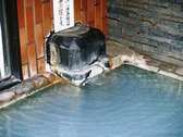 [白浜温泉　ホテル　花飾璃] 『月あかりの湯』源泉100％掛け流しの温泉。周りについているのは、「温泉成分」です。
