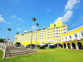 輝く太陽と真っ青な空。緑鮮やかな芝生と海からの潮風が心地よいホテルのガーデン。