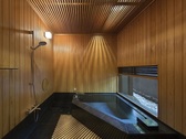 温泉付特別室・緑水亭　御影石でつくられた贅沢な浴槽には天然温泉が涌きつづけます。