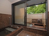 臥龍梅２１６号室　天然温泉の露天風呂と内湯付き。いつでもお好きな時に温泉を楽しめます。