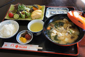 ご朝食：和食膳（具だくさん味噌汁付）