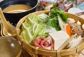 [ホテル秘境の湯] 家族みんなで鍋をどうぞ