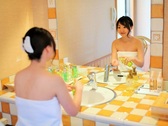個室露天風呂の湯上りコーナー。小豆島ならではのオリーブ化粧品も取り揃えております。