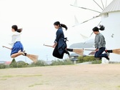 小豆島のインスタ画像といえばこれ！オリーブ風車で魔女になりきってジャンプ♪