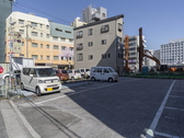 駐車場/大型トラックやバスも駐車可能な専用平置き駐車場４０台完備。（５００円/泊）