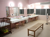 【お風呂】女性大浴場/脱衣所にはベビーベッドを設置