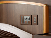 枕元にはコンセント（USB対応！）客室の調光もベッドで出来ます。