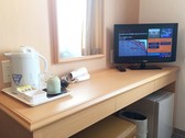 客室デスク（電気ポット、湯呑み、コップ、お茶、ドライヤー、テレビ、冷蔵庫）