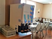 [HOTEL AZ　福岡久留米店] AZ cafe-Shidaka-　店内　ドリンクバー