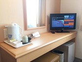 [HOTEL AZ 福岡大川店] 客室デスク（電気ポット、コップ、湯呑み、お茶、ドライヤー、テレビ、冷蔵庫）