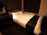 広さ14㎡のダブルルームです。ベッドはシモンズベッドを使用しており、140cm×195cmです。