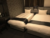 広さ20㎡のダブルルームです。ベッドはシモンズベッドを使用しており、97cm×195cm　2台です。