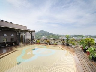 空中露天風呂で開放感あふれる湯浴みを。※夏休み期間中は、男女入替制にて1つの浴場のみの営業となります